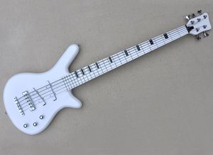 Guitare basse électrique blanche à 5 cordes avec micros inclinés