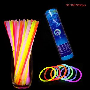 50/100/200 stcs Glow Sticks armbanden ketting neon bruiloft verjaardagsfeestjes rekwisieten decor kleurrijk fluorescentielicht 240326