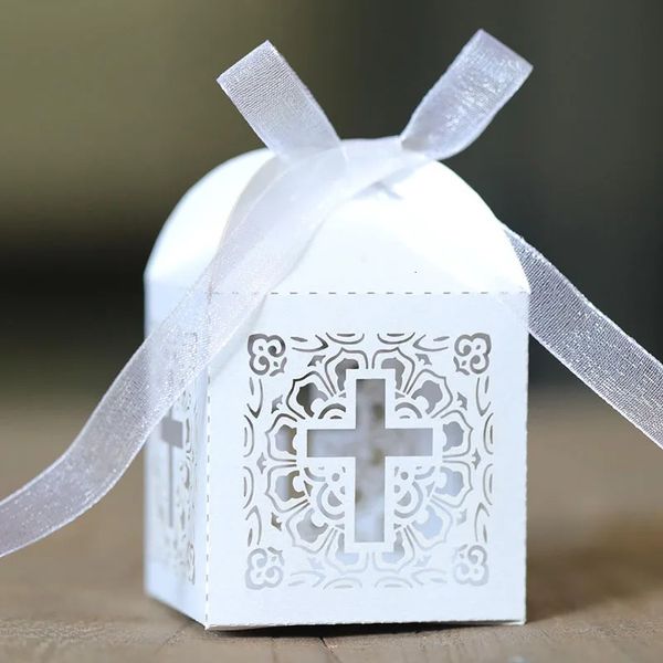 50/100 unids Cruz de encaje Caja de dulces Favor de Pascua Caja de embalaje de regalo con cinta Cumpleaños Bautismo Boda Comunión Bautizo Decoración 240304