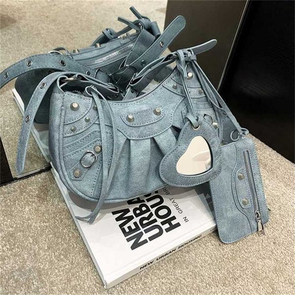 50% de réduction sur la vente de liquidation nouvelle fille épicée demi-lune dents Rivet trois en un bandoulière Locomotive femme sous les bras sac modèle 542