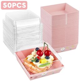 50 Pack Paper Charcuterie Boxes met heldere deksels wegwerp zandbakken vierkant om voedselcontainers te gaan voor desserts Strawberri 240419