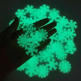 Décoratif 50 pcs Lumineux Snowflake Wall Sticker Glowing In the Dark Sticker For Kids Rooms Chambre Christmas Decoration NAVIDAD 2022