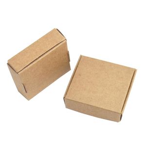 50 piezas 5 5 5 5 1 5 cm caja de almacenamiento de regalo de cartón marrón paquete de tarjeta de joyería pequeña plegable cajas de cartón Kraft 221x