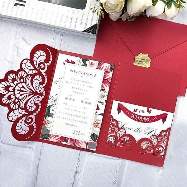 50 pièces Trifold Pocket Wedding Invitation Print Print Laser Coup Floral Red XV Birdal Business Businting RSVP Card IC153 240328
