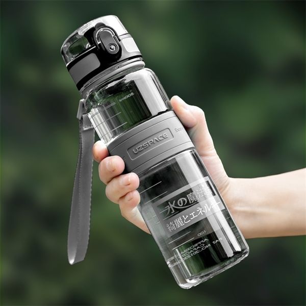 Bottiglie d'acqua da 500/1000 ml Uno shaker gratuito Tour sportivo all'aria aperta Bevanda portatile Tè alla frutta in plastica ecologica a tenuta stagna 220329