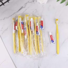 500 pack gele wegwerp tandenborstels met tandpasta - individueel verpakte reistandenborstelset voor daklozen, verpleeghuis, hotel - bulktoevoer