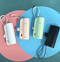 Mini chargeur de banque d'alimentation 5000mah multifonctionnel avec support de support, conception de capsule de batterie externe portable colorée pour téléphone intelligent Samsung Xiaomi