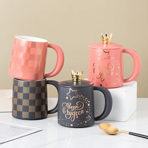 Tasse en céramique de 500ML avec couvercle et poignée, tasse en damier rétro pour café latte, thé, lait et cacao, cadeau créatif de noël, d'anniversaire