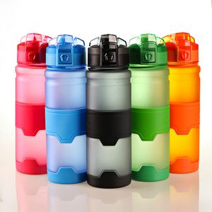 Bouteille d'eau de sport de 500 ml, bouteille d'eau en plastique avec couvercle rabattable anti-fuite, bouteilles légères en Tritan anti-fuite sans BPA pour l'extérieur