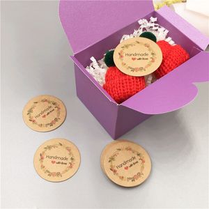 500pcs / lot 4x4cm motif de couleur pure multiple Tags en carton en papier kraft pour cadeaux faits à la main avec une décoration de fête de fleur d'amour rouge