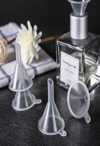 500 stks Mini Transparant Plastic Kleine Trechter Keuken Tool Parfum Essentiële Olie Lege Fles Vloeistof Vultrechters Bar Eetkamer Too9508995