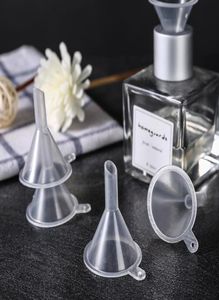 500 stks Mini Transparant Plastic Kleine Trechter Keuken Tool Parfum Essentiële Olie Lege Fles Vloeistof Vultrechters Bar Eetkamer Too6261929