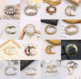 500STYLE 18K Gold plaqué 925 Silver Luxury Brand Designers Letters Pins broches géométriques célèbres Femmes Crystal Rinestone Pearl Wedding Party Jewerlry Loves Gift
