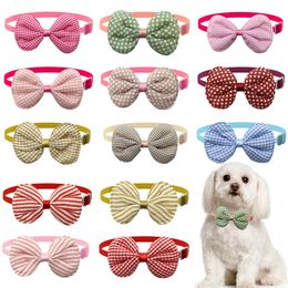 50100 Pcs Plaid Stripe Dog Bows Mignon Pet Bowties Chat Accessoires de toilettage Chiot Collier réglable Bow Ties Fournitures 240314