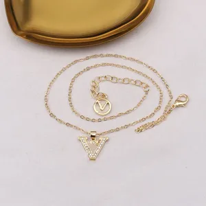 5045Cross border vente chaude petit parfum lettre pendentif collier populaire lettre collier femmes mode longue polyvalente perle pendentif