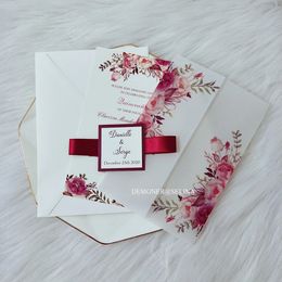50st bloem bedrukte perkamentverpakking voor bruiloftsuitnodiging met bordeauxrood lint en label DIY aangepaste wenskaarten bruidsdouche 240118