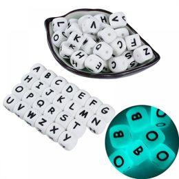 50pcs 12 mm Glow in the Dark English Alphabet Letter Perles Lumineuses Lettres en silicone Perles pour bébé dentition Chew Toy Shower Gift 240409