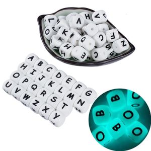 50 Stuks 12mm Glow In The Dark Engels weddenschap Letter Kralen Lichtgevende Siliconen Letters Kralen voor Baby Tandjes Kauwen speelgoed Douche Gift 231225