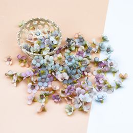 50 stcs 2 cm Multicolor Daisy Head Mini Silk Artificial Flowers Muur voor kroon schroot Trouwhuis Decor Diy Garland hoofdtooi
