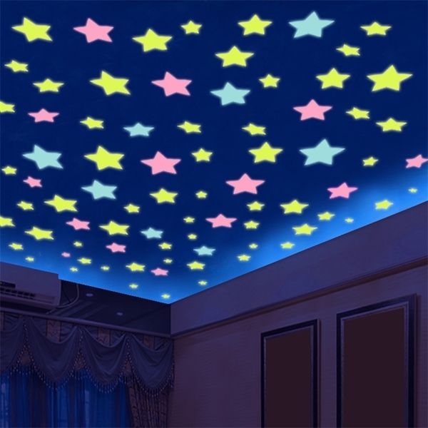 50pcs étoiles 3D brillent dans des sombres sombres en plastique fluorescent autocollant à la maison décoration de décalage décalemurement décoratif festiver spécial 220727