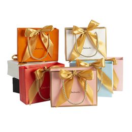50 -stcs Bluk Custom Paper Portable Packaging Bag Jewelry Box Cadeaum Bags met gouden booglint voordeel voor bruiloft Verjaardagsfeestje 240119