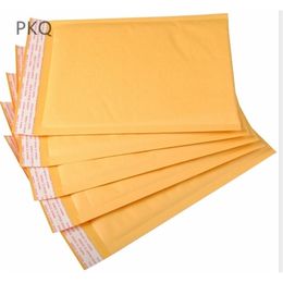 50 stuks Bubble lopes Zakken Kraftpapier Mailers Gewatteerde lope Met Multifunctionele Gele Verpakking Mailing Tas Y200709