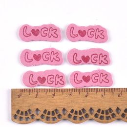 50pcs Colorful Luck Backossing Labels en cuir Vêtements DIY Artisanat Tags pour vêtements Accessoires de couture