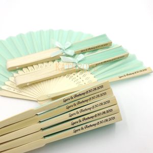 Éventail de mariage personnalisé de couleur vert clair, 50 pièces, cadeaux de fête, impression en soie, nom et Date du marié, éventails pliés à la main