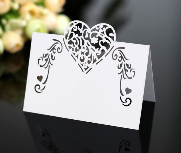50pcs cartes de place de coeur de coeur cartes de nom de mariage pour la décoration de décoration de table de table de mariage.