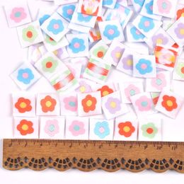 50pcs Étiquettes de vêtements de motif de fleurs mignons pour les fournitures de couture de bricolage