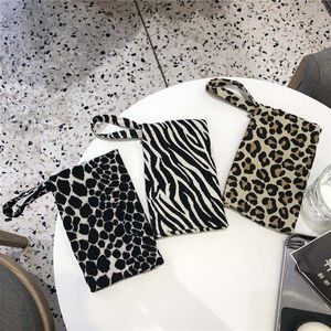 50pcs DHL téléphone portable sac portefeuille tissu art main petit sac en tissu mode noir et blanc imprimé léopard simple loisirs sac en tissu jacquard