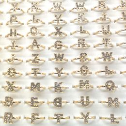 50 Uds anillos con letras de Color dorado con tamaño ajustable de diamantes de imitación transparentes