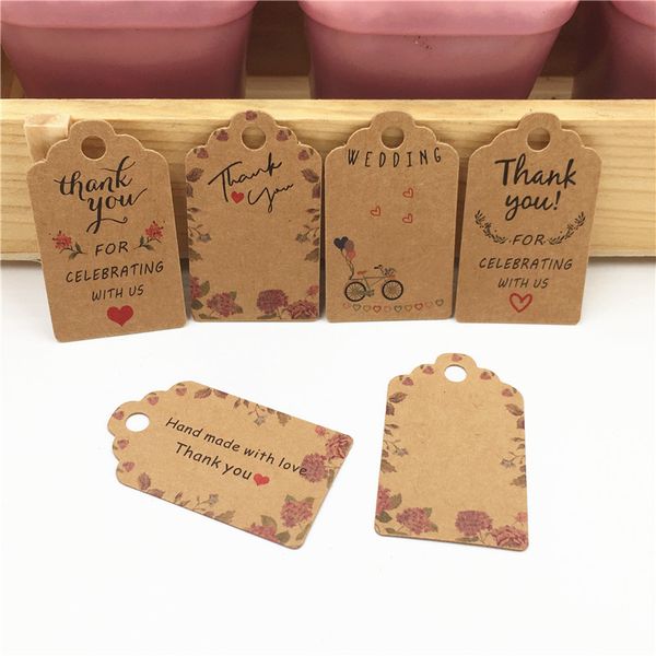 50pcs Kraft Paper Gift Tags Handmade With Love Hang Tags Tags de vêtements pour bonbons / cadeau / cookies Affichage de la carte d'étiquette d'emballage Boîte-cadeau