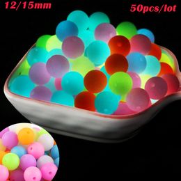 50 -stcs/lot 12/15 mm Luminous siliconen kralen voor sieraden die bulk ronde siliconen linzen linzengloed maken in de donkere doe -het -zelf -accessoires