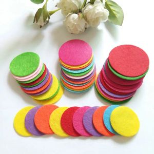 50pcs / lot 3,5 à 5 cm Pax de tissu en feutre rond Patches accessoires Tissu de cercle pour fleur / chapeau / sac à main / Cabag / Artisanat Appliqué