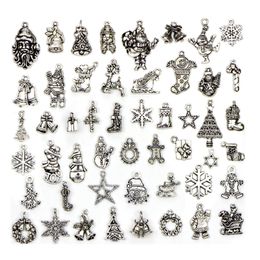 50 stks / partij Retro legering Losse kralen Trendy Kerst Charms Metalen Hanger Tibetaans Zilver Vintage DIY Armband en Ketting Xmas Sieraden Maken