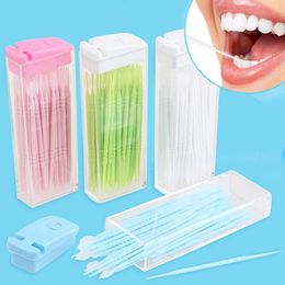 50-stcs/perceel draagbare wegwerpbaar plastic tandenstokers tanden reiniging tandheelkundige flosser reizen twee-head floss sticks kleur willekeurig