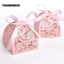 50pcs / lot ruban pyramide découpé au laser faveur de mariage bonbons cadeau boîte de chocolat blanc rose 211108325p