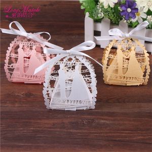 50pcs / lot Romantique Mariée et le Marié Laser Cut Boîte De Bonbons Avec Des Faveurs De Mariage De Ruban Et Cadeaux Sac De Bonbons Décoration De Fête T200115