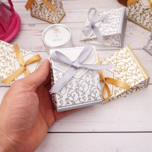 50 pcs/lot argent/or boîte à bonbons boîte à chocolat fournitures de fête boîte en papier avec ruban faveurs de mariage décoration 210325