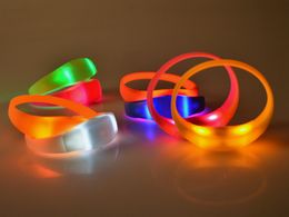 50 pcs/lot couleur unie commande vocale Bracelet LED son activé Bracelet lumineux pour les Clubs de fête Concerts danse acclamations