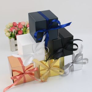 50 Pcs / lot Boîte De Bonbons En Papier Carré 7.6x7.6x7.6cm Favor Coffrets Cadeaux Emballage Sac Avec Ruban Anniversaire Fête De Mariage Décoration CX220423