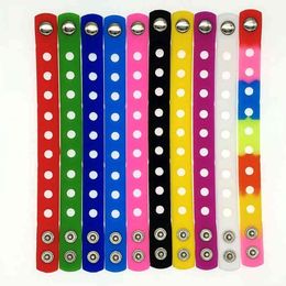 50 stks PVC gemengde 17 kleur 18 cm armband fit schoen charms sport stijl polsband meisje gunst zachte rubberen polsband verjaardagscadeau