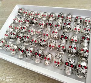 50pcs Red Cz yeux crâne sculpté métal anneaux hommes Skelekon rétro vintage big silver ring fashion fête de fête des accessoires de l'homme