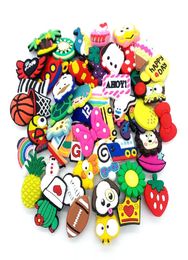 50pcs/set PVC Shoe S Charms Accesors Bola de animales Decoraciones de jibbitz para pulsador Hole Slipper Pulsera de bolsas de escuela para niños Gift7320783