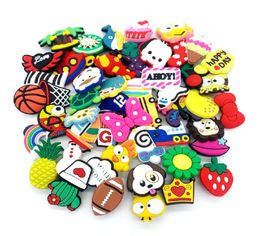 50pcs / ensemble PVC Shoe S Charms Accessoires Animal Ball Cartoon Jibbitz Décorations pour trou d'école Slipper Bracelet Kids Gift1793909