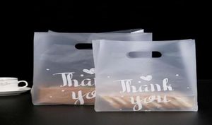 50pcs Bags-cadeaux en plastique merci avec des sacs à provisions en plastique avec une poignée de mariage de Noël favori des sacs bonbons enveloppement7285787