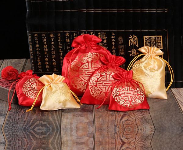 50pcs sacs à cordon en satin chinois traditionnels porte-faveurs XI pochettes pour sacs de bonbons de fête de mariage sac d'emballage cadeau rouge ou or 3271755