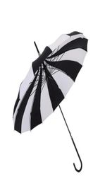 50pcs parapluie rayures en noir et blanc poignées longues pagodes bombershoot coreurs fraîches parapluies à tige droite plie Hand1990509