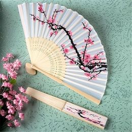 Livraison gratuite 50 pcs Unique chinois pliant main ventilateur fleur de cerisier bambou soie ventilateur faveurs de mariage Costume décor